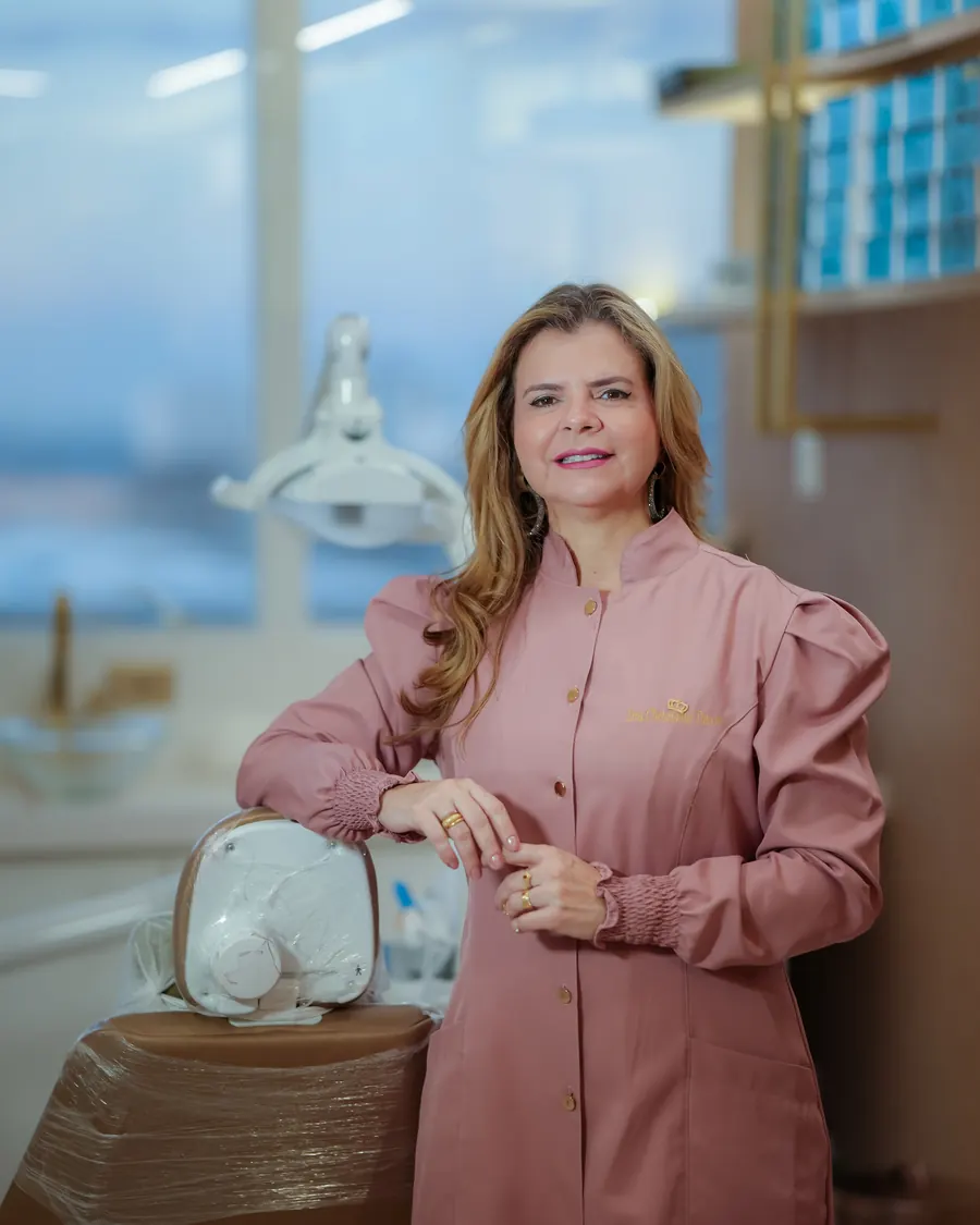 Dra. Christianne Tinoco de jaleco no consultório da CT Odontologia